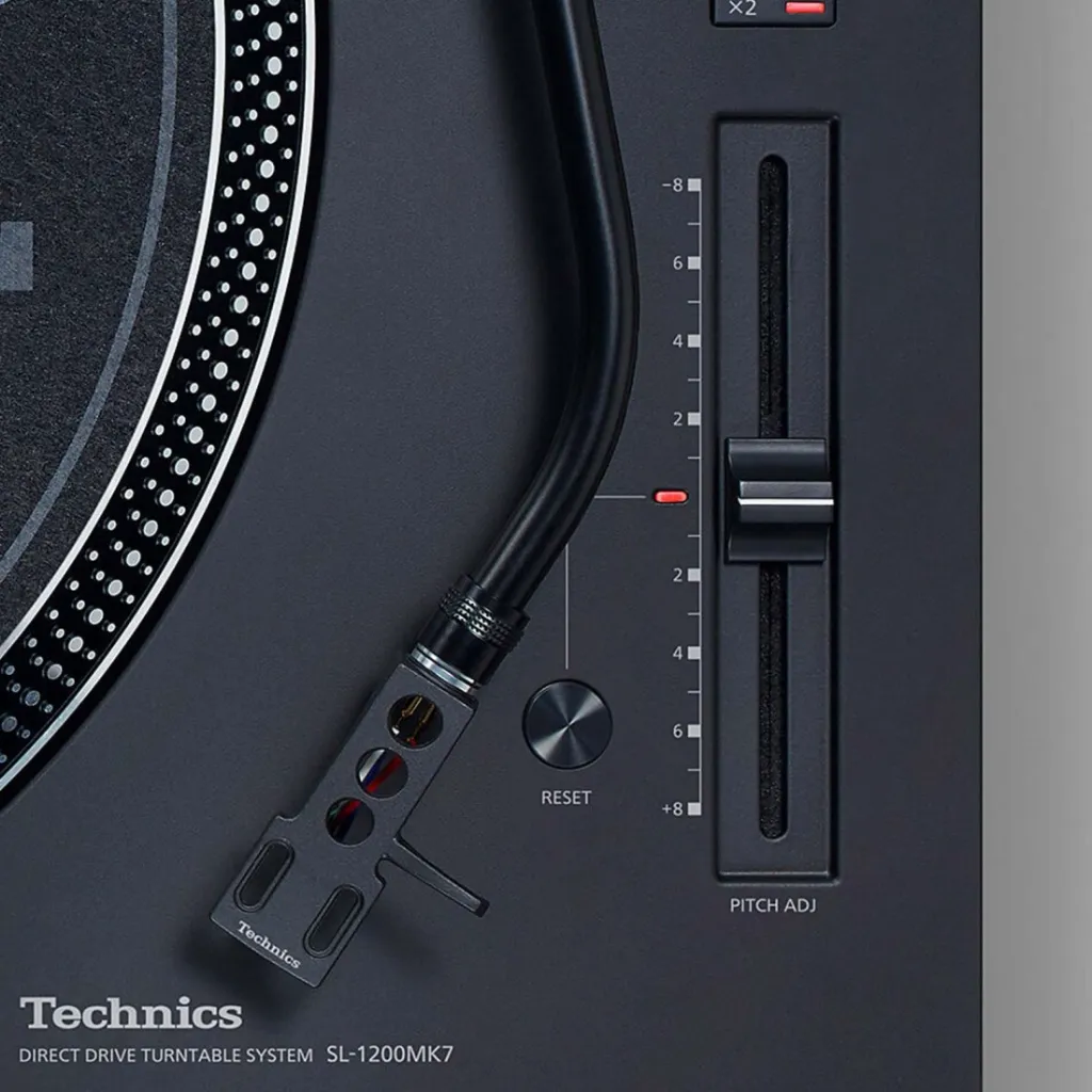 technics-sl-1200mk7-direct-drive-professional-dj-turntable-3f1.webp