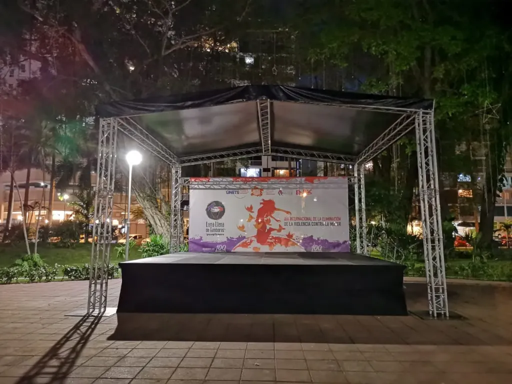 TECHO 7x4 mts  + BANNER 6x2 mts + TARIMA. 6x4 mts