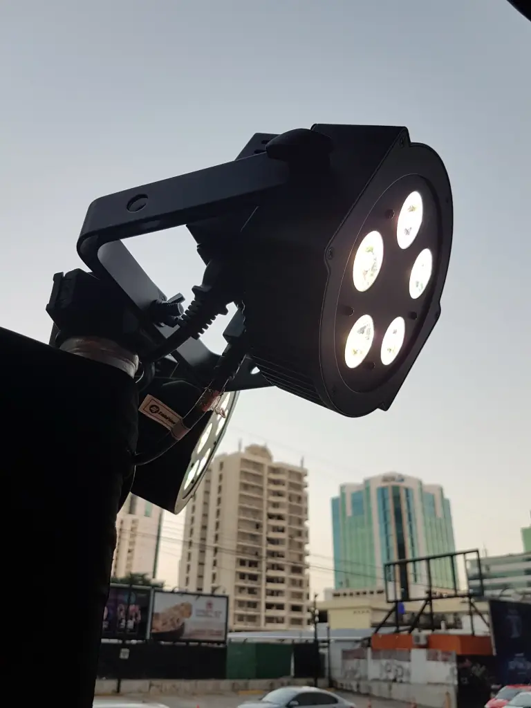 Par LED ADJ 5P HEX – RGBWA+UV de 50W / DISPONIBLES EN BLANCO Y NEGRO